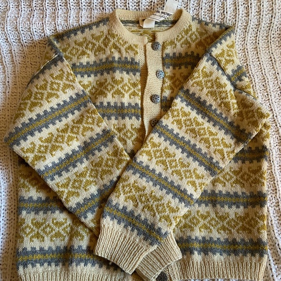 Cozy 1950s Winter wool cardigan sweater with beautiful snowflake buttons - Picture 2 of 5